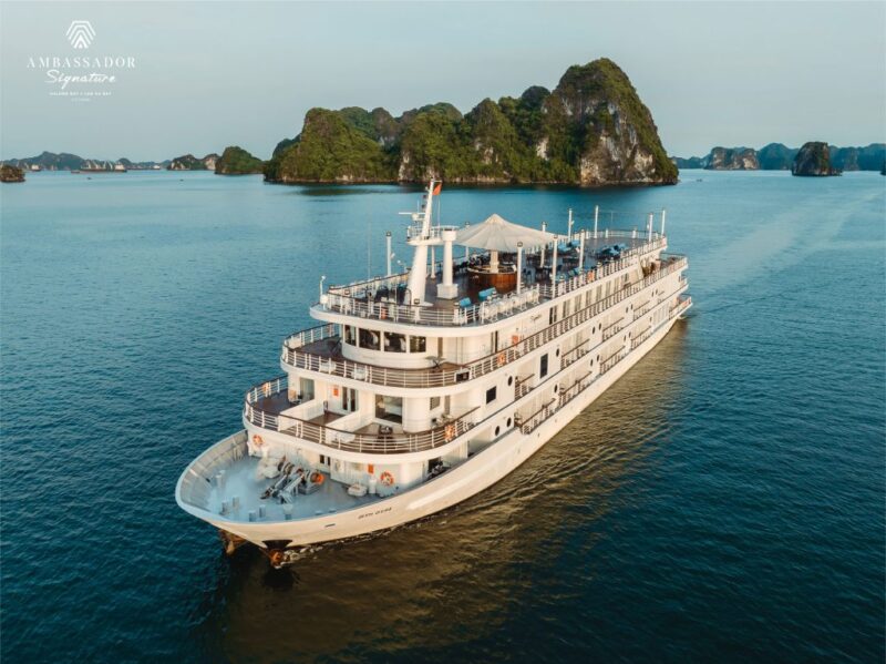 Du thuyền ngủ đêm 5* Ambassador trên Vịnh Lan Hạ