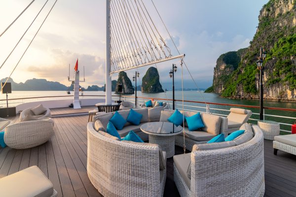 ngắm hoàn hôn trên Du thuyền Iris Cruise Hạ Long