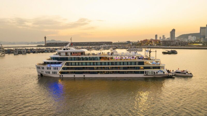 Du thuyền Luna Cruise Hạ Long trong ngày