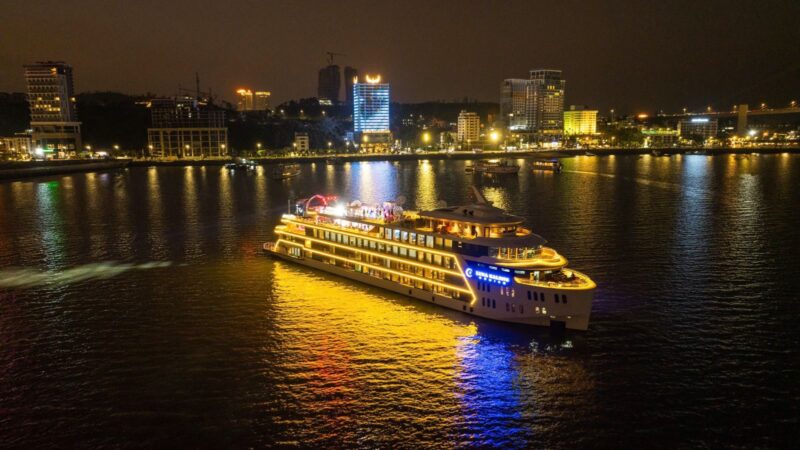 Du thuyền Luna Cruise Hạ Long trong ngày