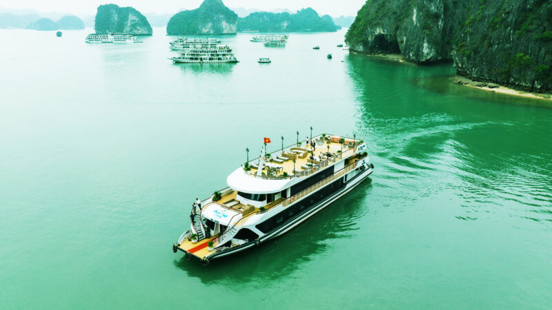 Tour Du thuyền Black Pearl thăm Vịnh Hạ Long trong ngày