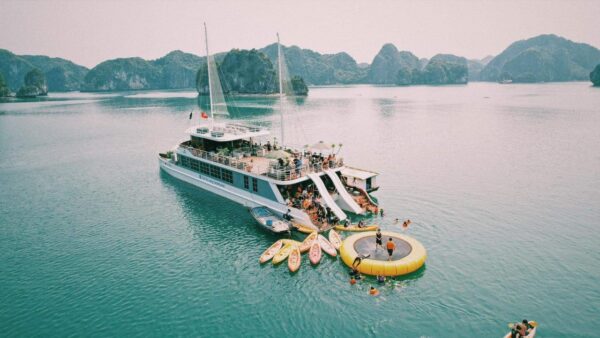 Du thuyền Catamaran Lan Hạ thăm Vịnh Lan Hạ trong ngày Du thuyền Catamaran Lan Hạ thăm Vịnh Lan Hạ trong ngày