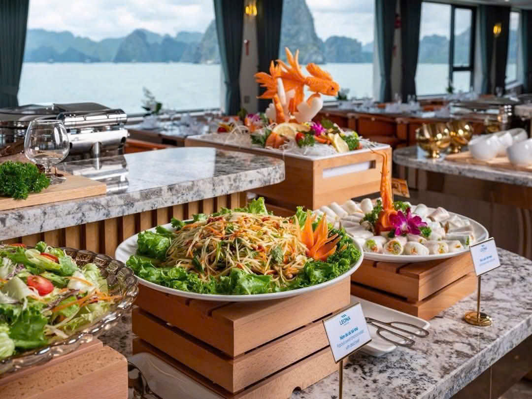 Du thuyền Leona Cruise Hạ Long tham quan Vịnh trong ngày Du thuyền Leona Cruise Hạ Long tham quan Vịnh trong ngày
