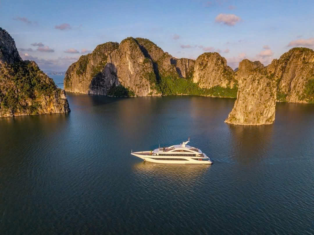 Du thuyền Leona Cruise Hạ Long tham quan Vịnh trong ngày Du thuyền Leona Cruise Hạ Long tham quan Vịnh trong ngày