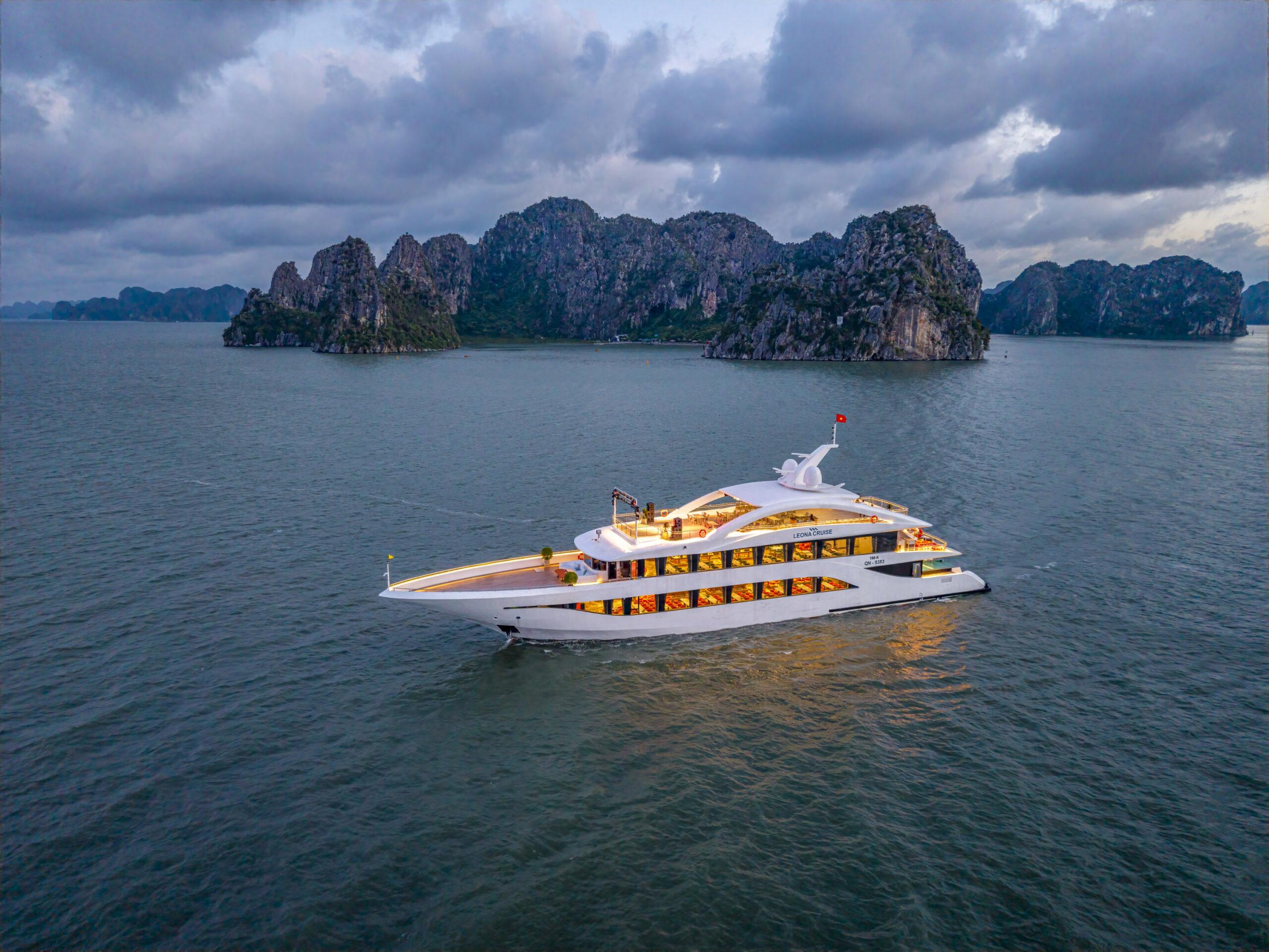 Du thuyền Leona Cruise Hạ Long tham quan Vịnh trong ngày Du thuyền Leona Cruise Hạ Long tham quan Vịnh trong ngày