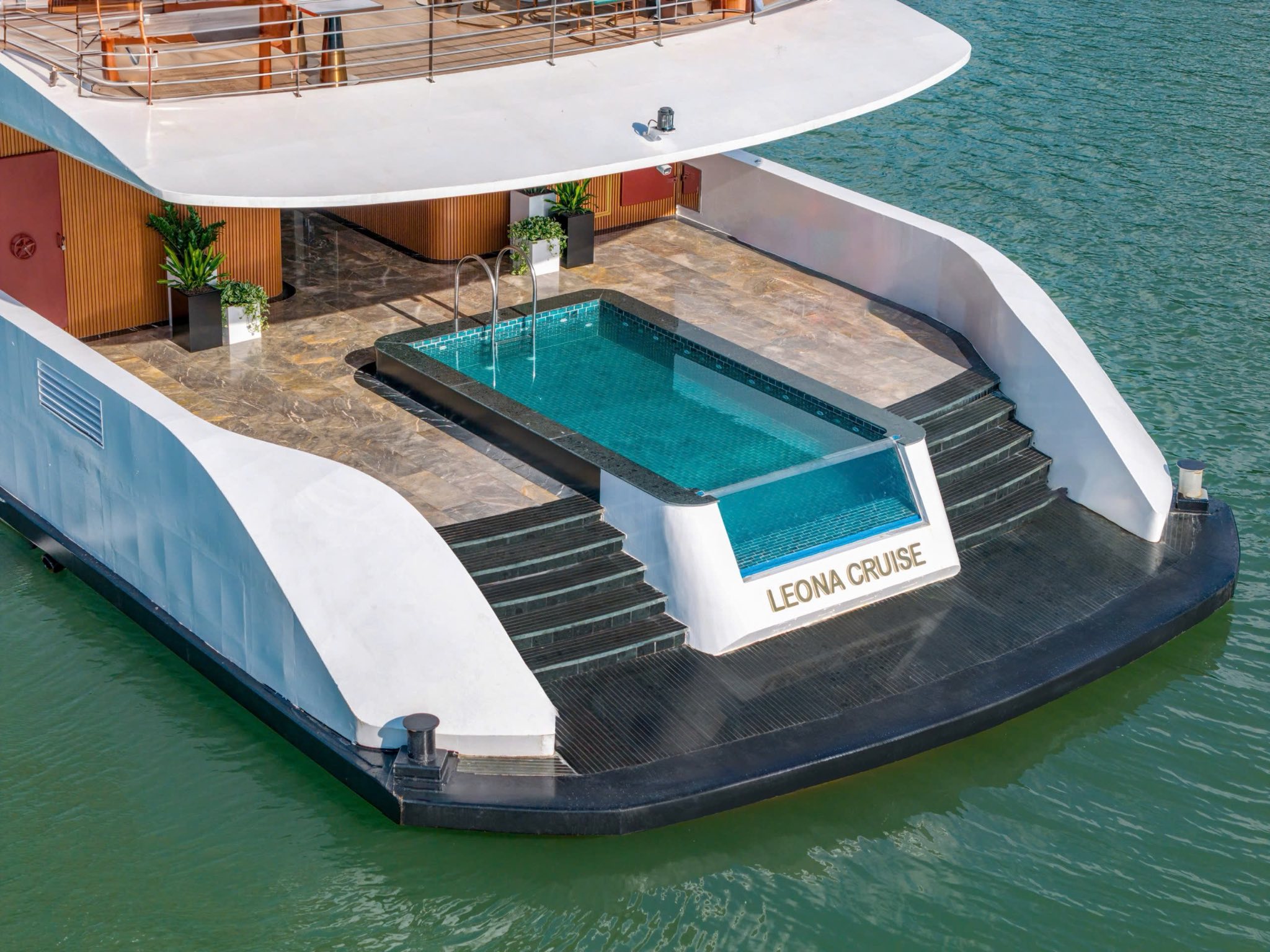 Bể bơi Du thuyền Leona Cruise Hạ Long