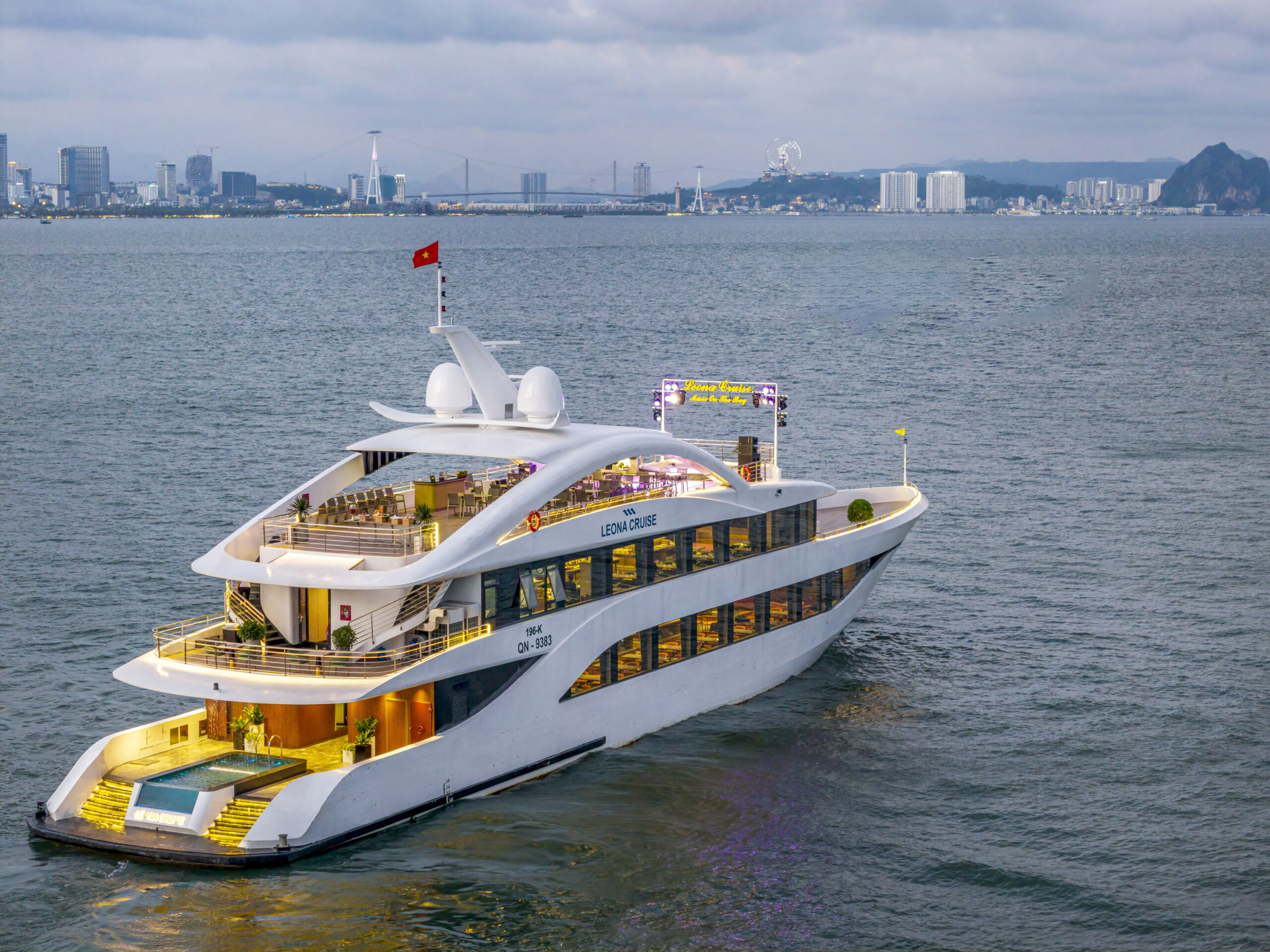 Du thuyền Leona Cruise Hạ Long tham quan Vịnh trong ngày Du thuyền Leona Cruise Hạ Long tham quan Vịnh trong ngày