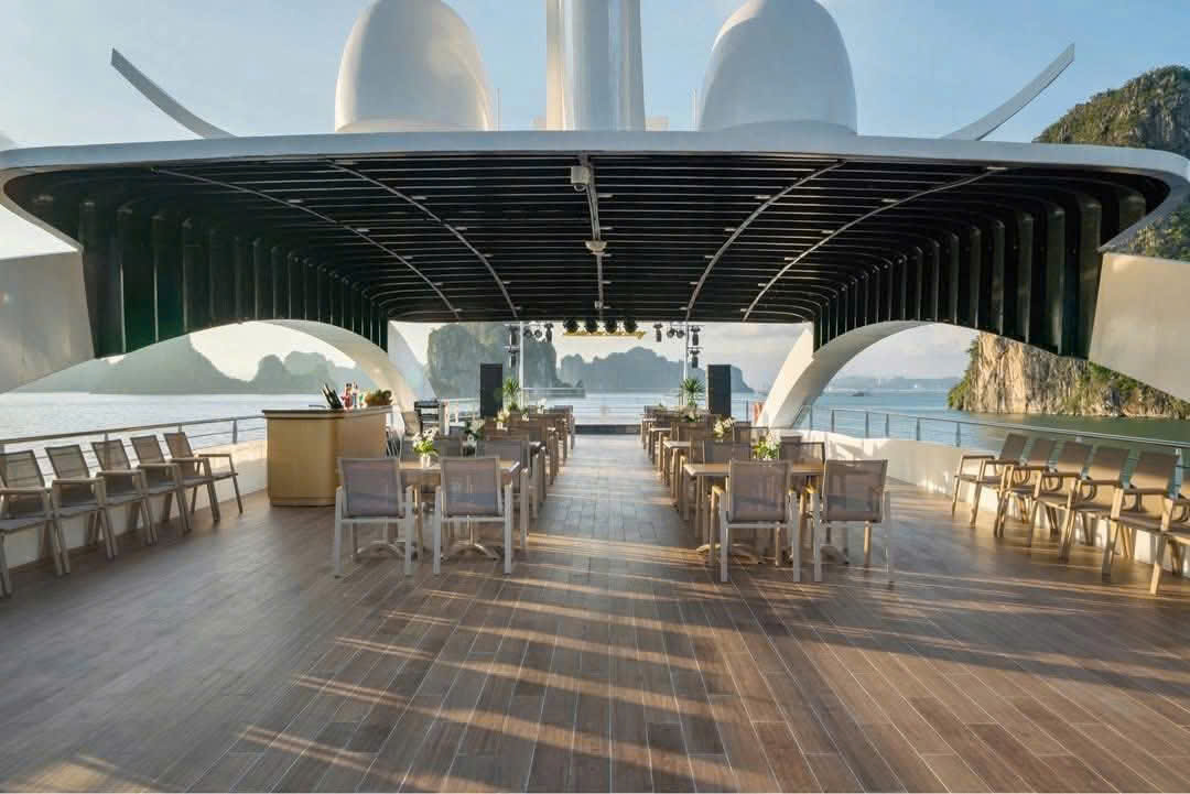 Du thuyền Leona Cruise Hạ Long tham quan Vịnh trong ngày Du thuyền Leona Cruise Hạ Long tham quan Vịnh trong ngày