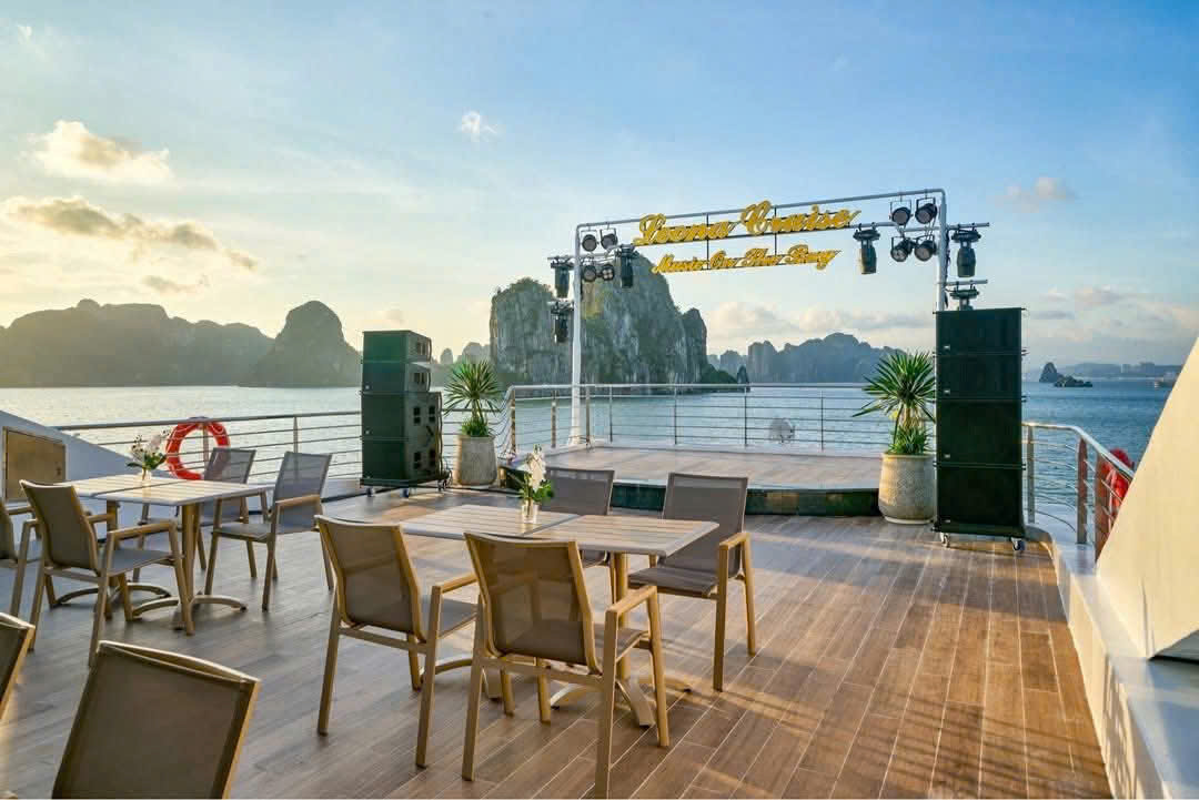 Du thuyền Leona Cruise Hạ Long tham quan Vịnh trong ngày Du thuyền Leona Cruise Hạ Long tham quan Vịnh trong ngày