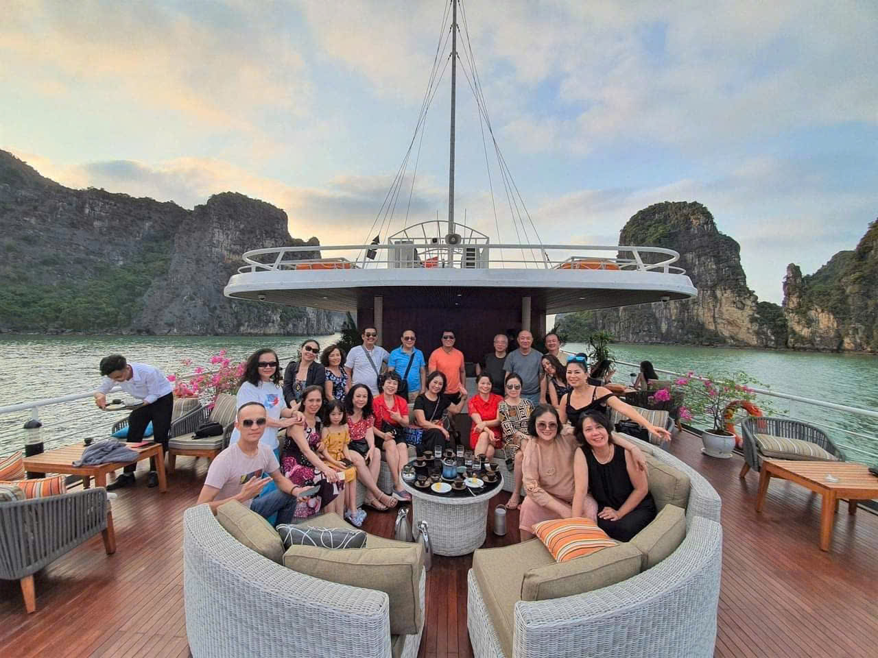 Du thuyền Catamaran Lan Hạ thăm Vịnh Lan Hạ trong ngày Du thuyền Catamaran Lan Hạ thăm Vịnh Lan Hạ trong ngày