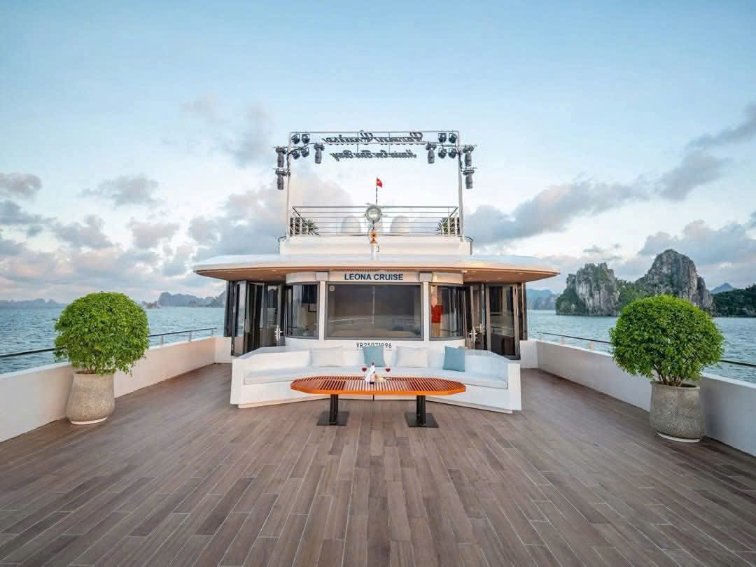 Du thuyền Leona Cruise Hạ Long tham quan Vịnh trong ngày Du thuyền Leona Cruise Hạ Long tham quan Vịnh trong ngày
