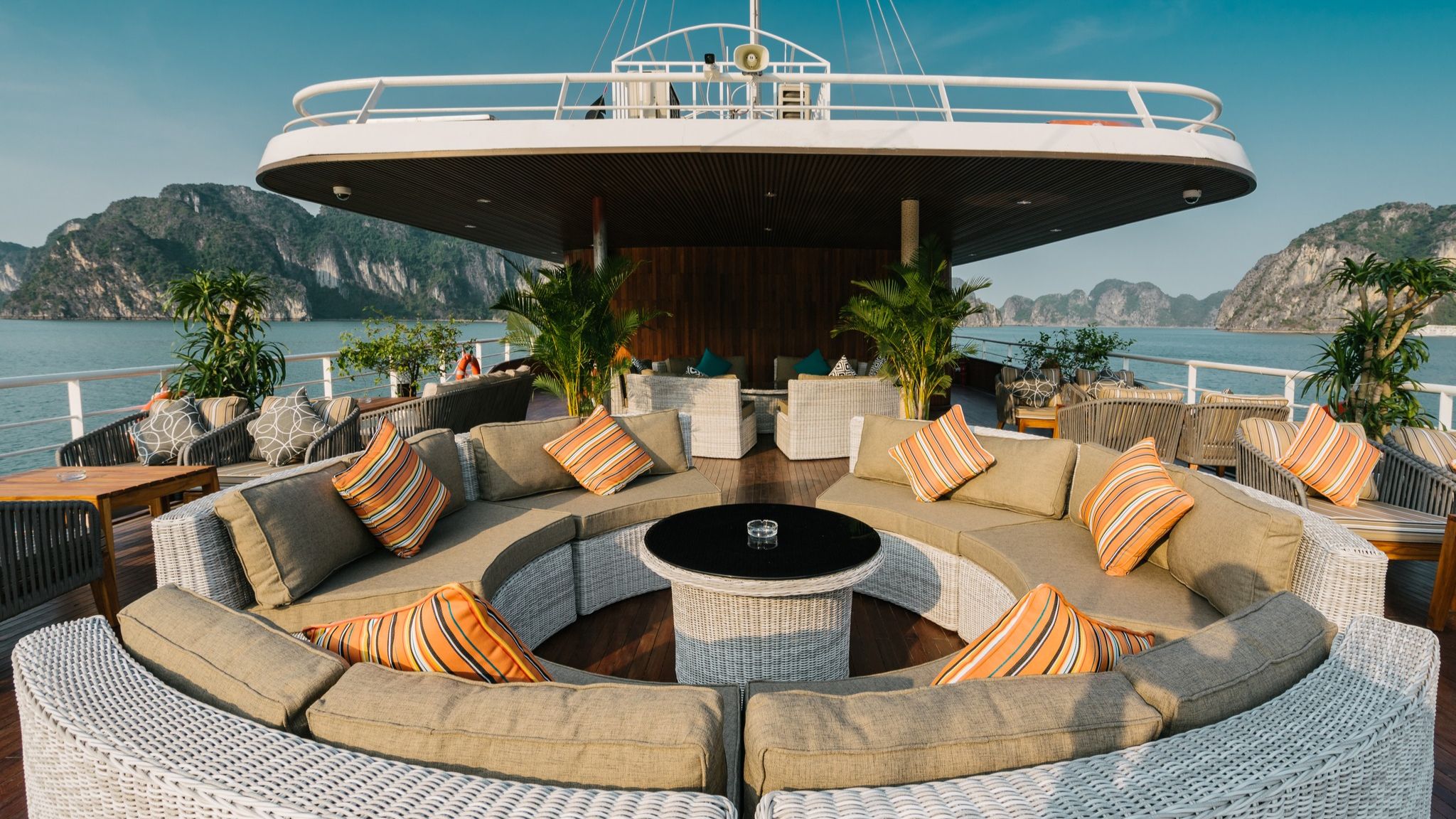 Du thuyền Catamaran Lan Hạ thăm Vịnh Lan Hạ trong ngày Du thuyền Catamaran Lan Hạ thăm Vịnh Lan Hạ trong ngày