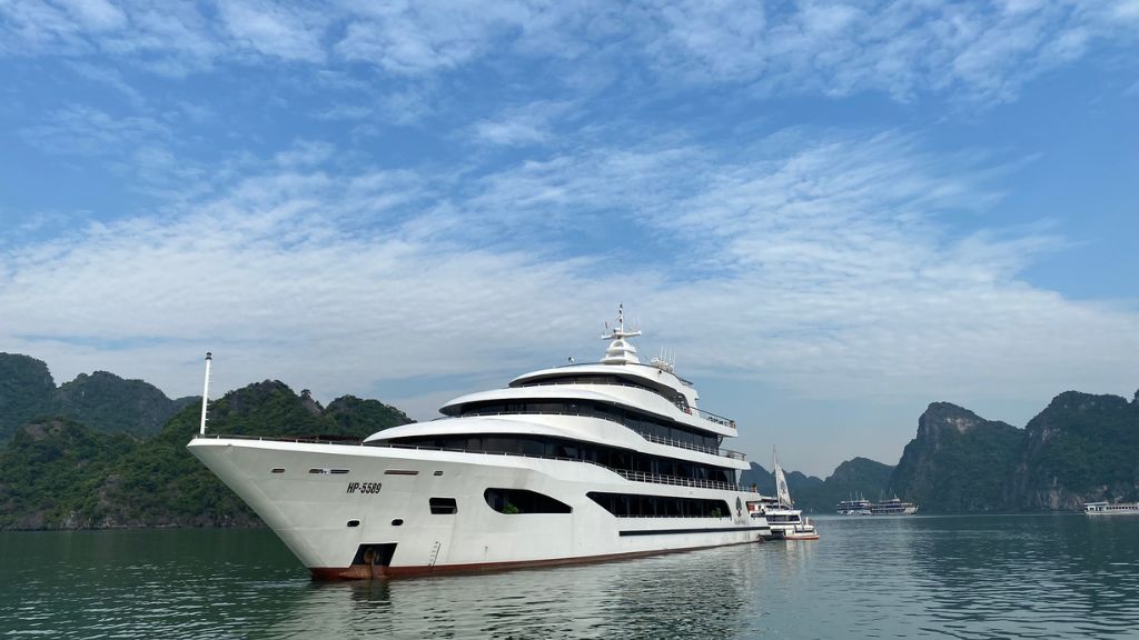 Du thuyền Scarlet Pearl Lan Hạ Du thuyền Scarlet Pearl Lan Hạ